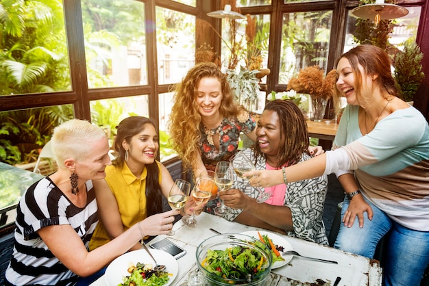 Photo diversity women group hanging eating together concept