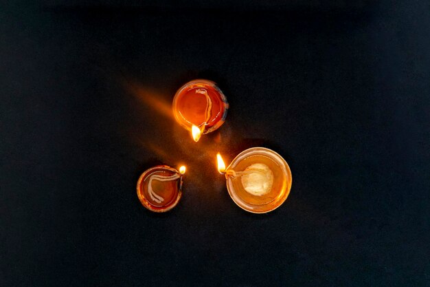 Photo diwali celebration and deepavali tihar hindu festival with diya lamp diyo in dark background