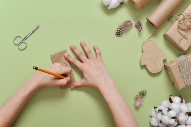 DIY Easter garland made of kraft paper with rabbits