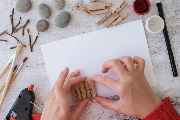 Photo diy merry christmas deer on greeting card postcard made of pebbles sea stones clothespins