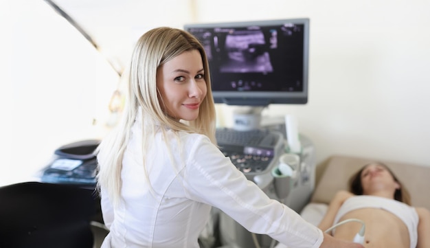 Photo doctor doing ultrasound scan to woman patient in clinic