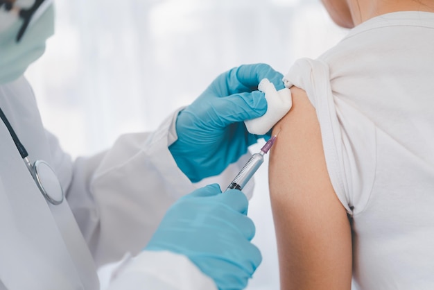 The doctor is currently treating patients by injecting arms. Vaccination or medication to prevent and treat viruses.