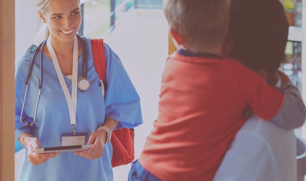 Photo doctor and patient discussing something while sitting at the table medicine and health care concept