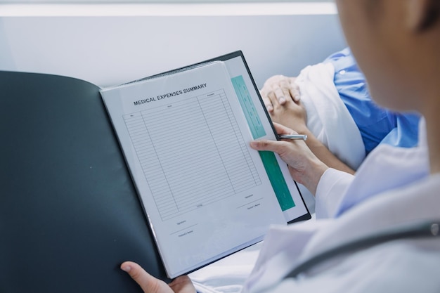 Photo doctor telling to patient woman the results of her medical tests doctor showing medical records to cancer patient in hospital ward senior doctor explaint the side effects of the intervention