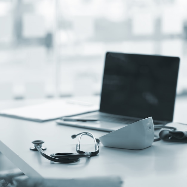 Photo doctor workspace with stethoscopes on desk