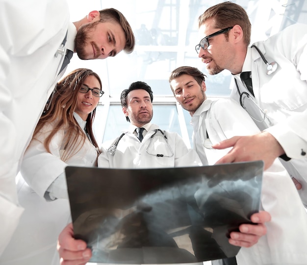 Doctors colleagues look at the xray of the patient