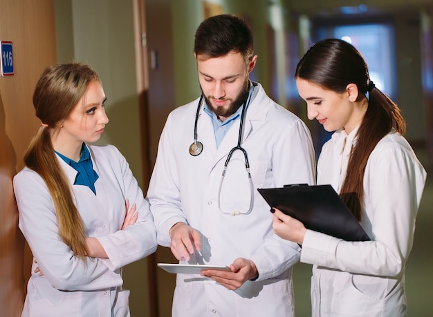 Doctors discussing patient's cardiogram on the tablet.