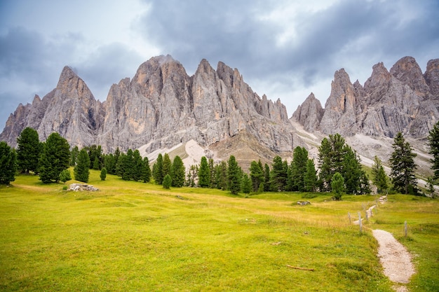 Photo dolomite landscape in puez odle nature park view from alpine plateau with green meadows italy