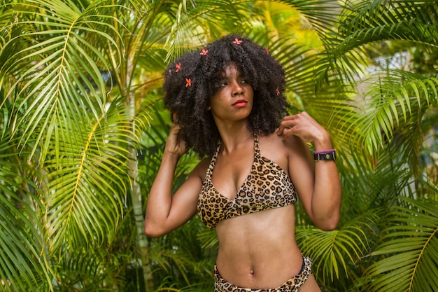 Photo dominican girl dressed as a taino surrounded by green tropical forest