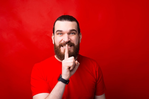 Dont tell anyone, this is secret, Photo of bearded man making shh gesture