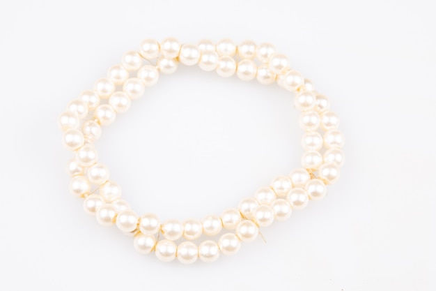 Double necklace bracelet in white pearls jewel