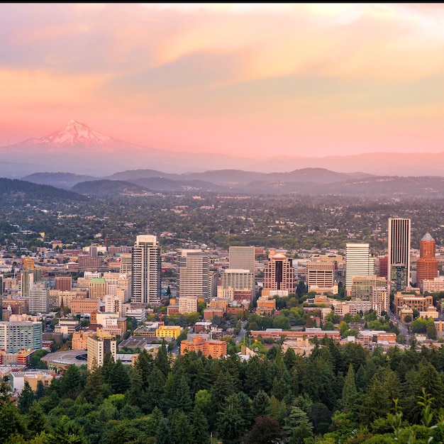 Photo downtown portland, oregon at sunset from pittock mansion.