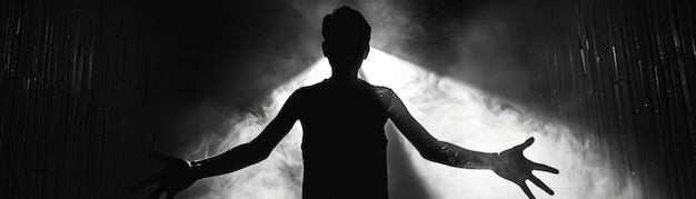 Photo dramatic backlit silhouette of a person with outstretched arms standing in a smoky dark environment evoking mystery and suspense