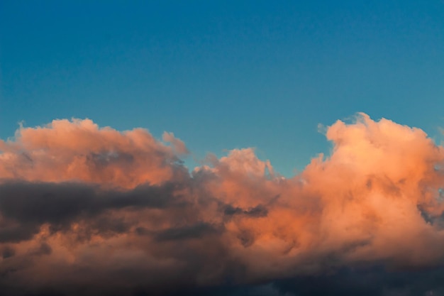 Photo dramatic clouds in the blue sky in the morning the rising sun rays hitting the clouds