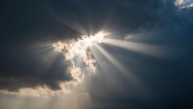 Photo dramatic clouds with sunlight rays shining through evoking serenity