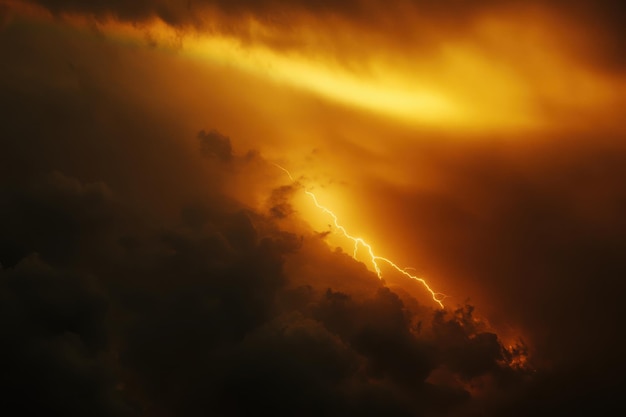 Photo dramatic lightning illuminates a stormy sky during a summer evening in the countryside