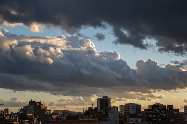 Photo dramatic sky at sunset twilight over city with heavy clouds.