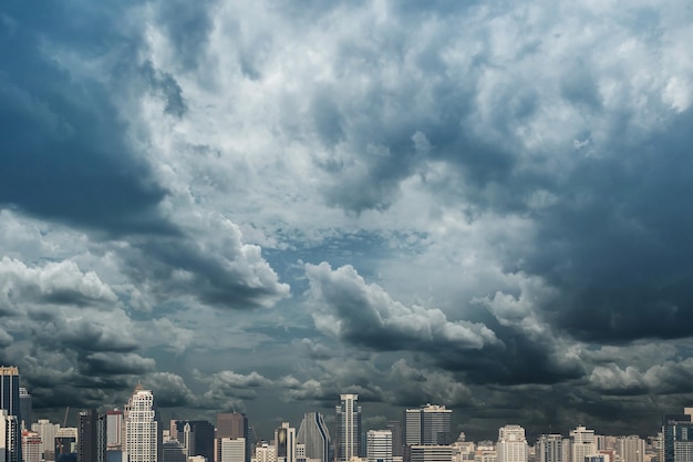 Photo dramatic thunderclouds and the modern city view