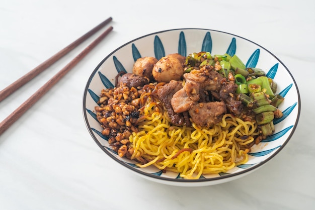 Dried egg noodle with pork and meatball