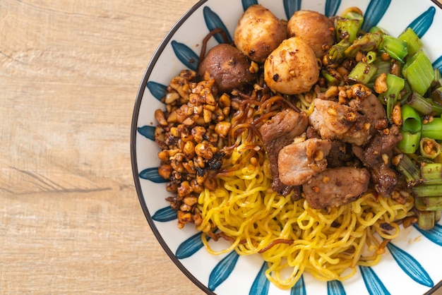 dried egg noodle with pork and meatball