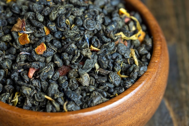 Dried largeleaf green tea with pieces of fruit