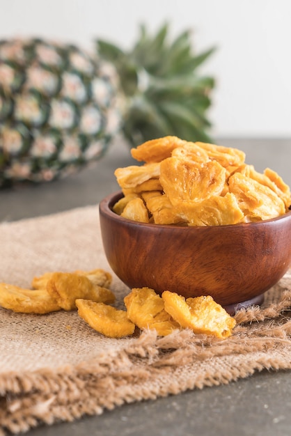 dried pineapple crispy chips