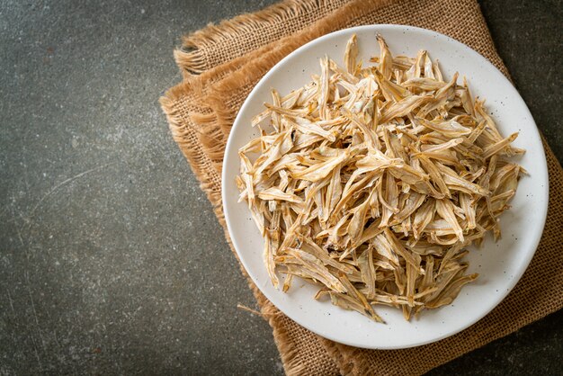 dried small crispy bake fish