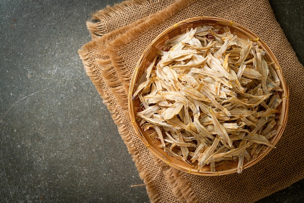 dried small crispy bake fish