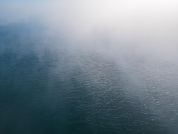 Photo drone flight over the sea in the fog in the morning