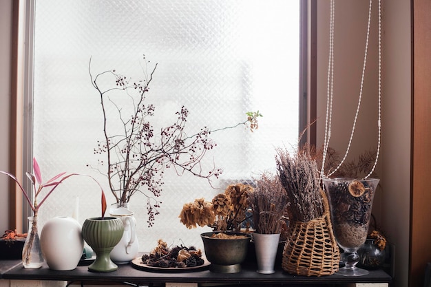 Photo dry plants on table at home