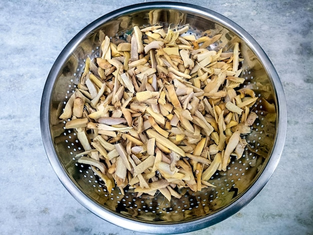 Drying the cut pieces of ginger in a sieve