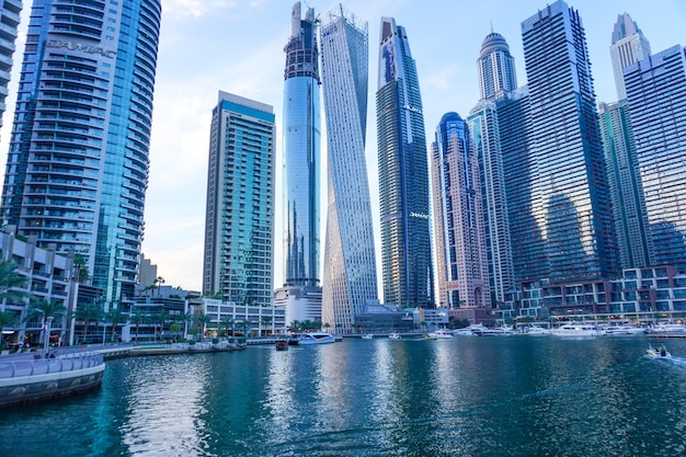 Photo dubai marina in dubai uae view of the skyscrapers and the canal