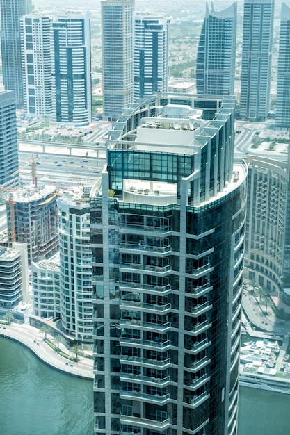 Photo dubai, uae - june 25, 2018: view on dubai marina skyscrapers