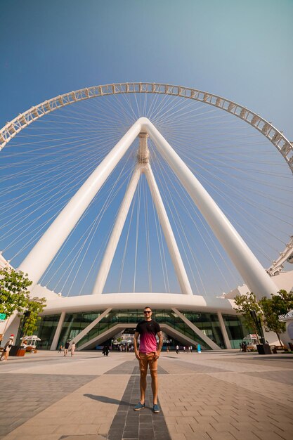 Photo dubai uae november 06 2021 the man tourist visits ain eye dubai one of the largest ferris wheels in the world located on bluewaters island top tourists attractions in the united arab emirates