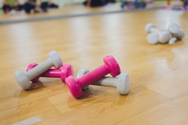 Photo dumbbell set on a parquet wooden floor