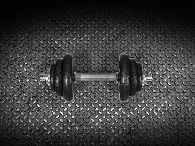 Photo dumbbells resting on a steel plate top view