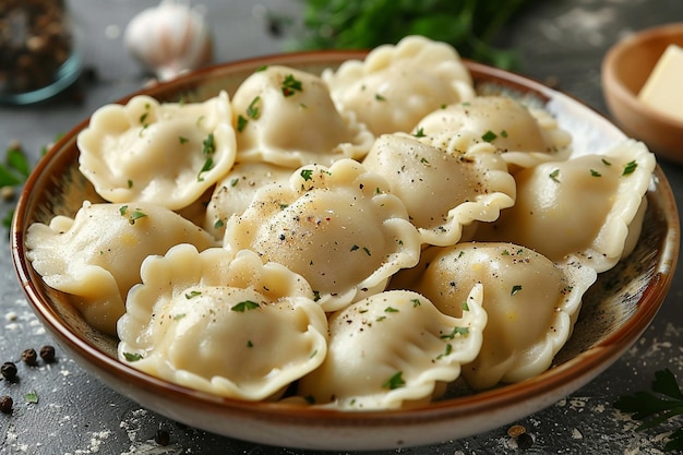 Photo dumplings vareniki pierogi pyrohy with potatoes herbs spices and butterin a ceramic bowl