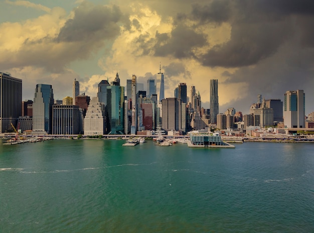 Photo dusk at lower manhattan skyline on the east river at new york