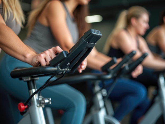 Photo dynamic group fitness class on spinning bikes energizes young women at the gym for weight loss goals