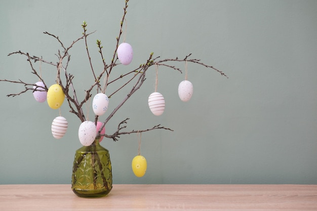 Photo easter background with eggs and spring branches happy easter holidays background