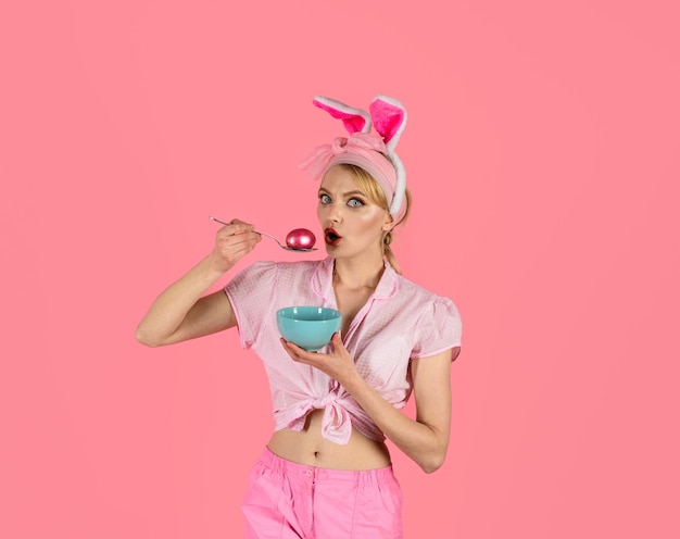 Photo easter day woman with colored egg smiling woman in bunny ears shows color egg preparing for easter