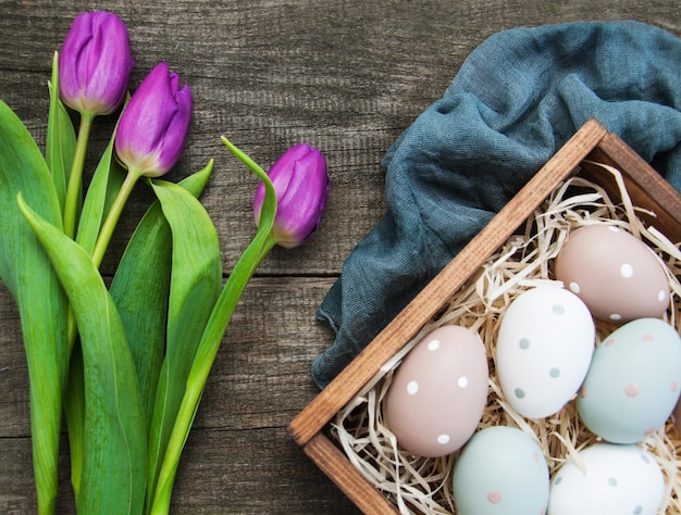 Photo easter eggs and tulips