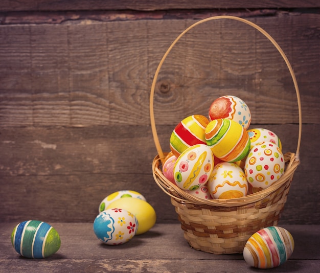 Photo easter eggs on wooden background