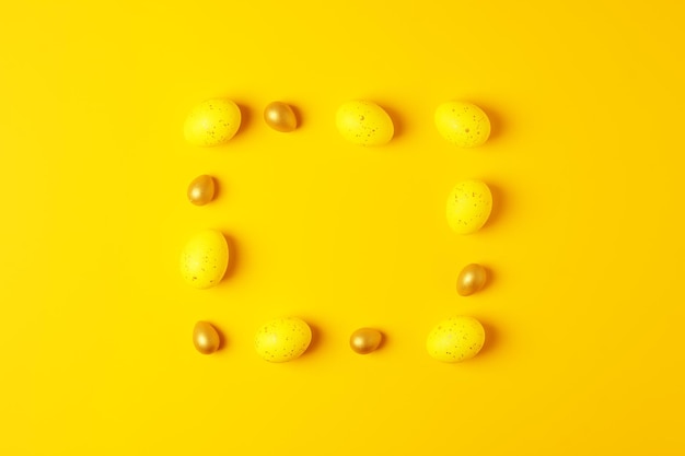 Photo easter yellow eggs on a yellow background flat lay copy space