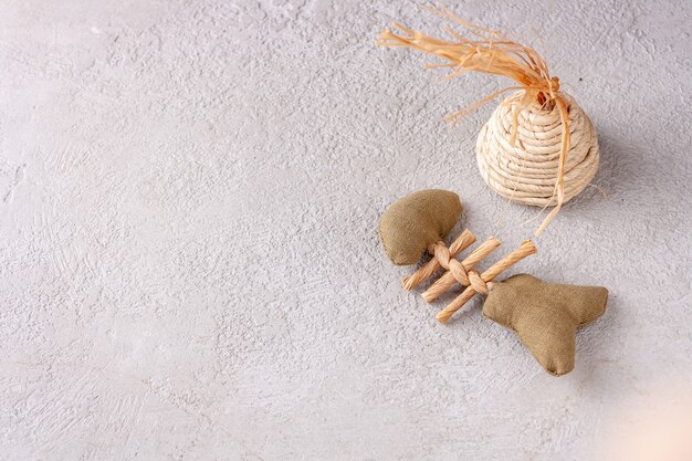 Photo eco-friendly cat toys on gray background