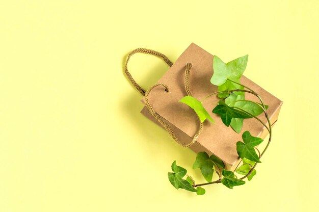 Photo ecofriendly shopping bag with branch of green plant