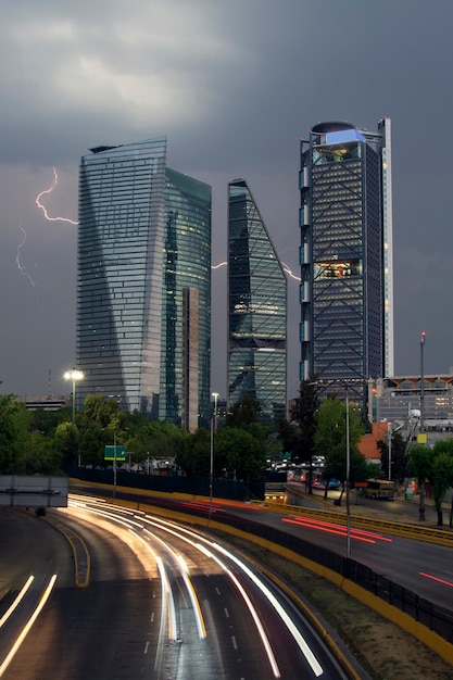 edificios en la ciudad de Mexico en dia lluvioso con un rayo al fondo