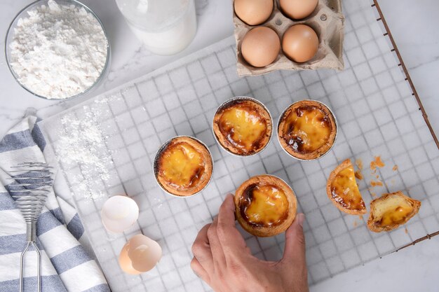 Photo egg tart, traditional portuguese dessert, pasteis de nata portuguese custard tarts.