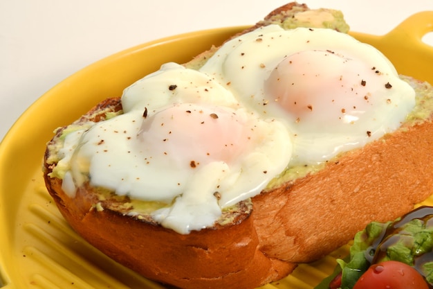 eggs with toast bread and vegetables, delicious fast food meals, Arabic restaurants.