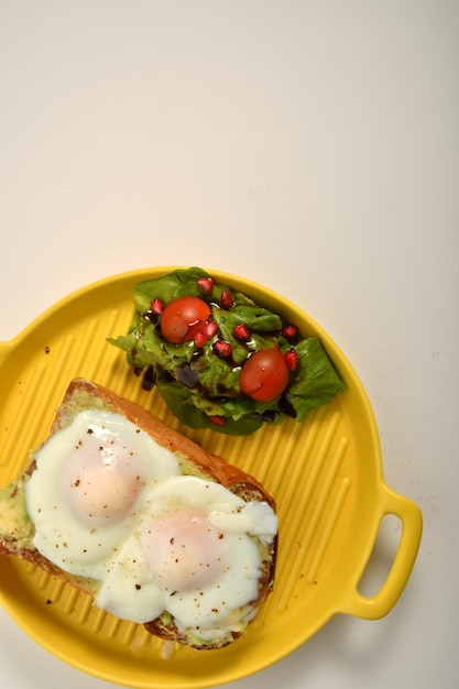 eggs with toast bread and vegetables, delicious fast food meals, Arabic restaurants.